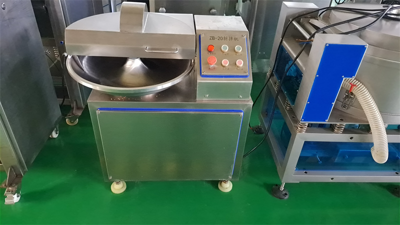 20升的小型斬拌機(jī)對(duì)肉菜切碎拌餡細(xì)膩均勻，深受小作坊喜歡 