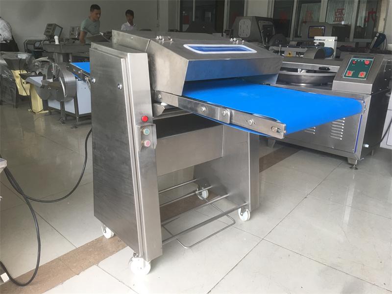 養(yǎng)豬屠宰場初加工所用到的豬肉去皮機與鋸骨機設(shè)備