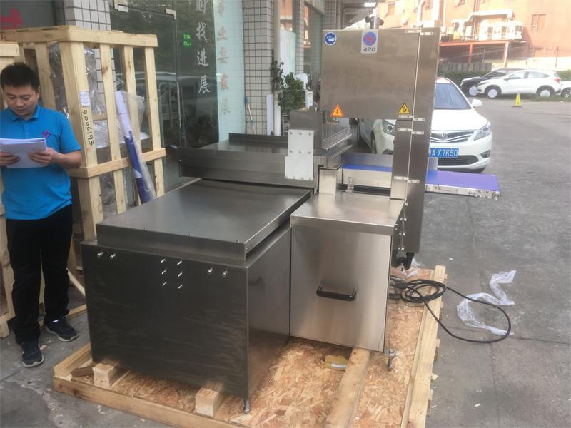 全自動(dòng)鋸骨機(jī)對(duì)凍肉切割加工廠的作用，大得你無(wú)法想象