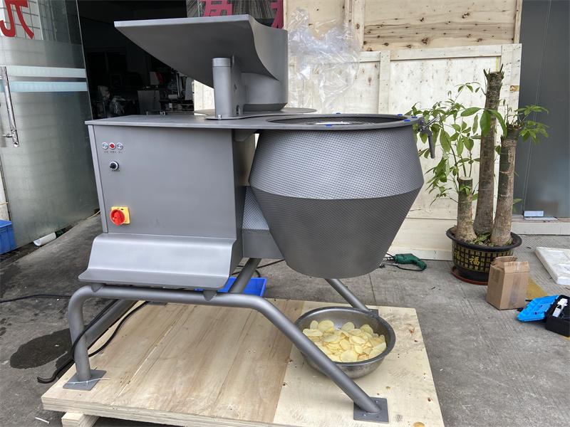 土豆切波紋薯片機(jī)與芋頭切片機(jī)是同一臺，可以一機(jī)多用的高產(chǎn)設(shè)備