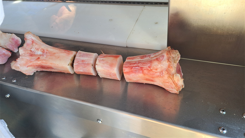 牛棒骨、豬脛骨鋸塊切段，帶骨鮮肉自動進料鋸骨機介紹 